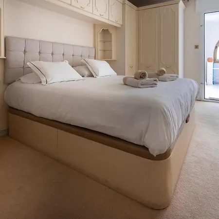 Neptune Suite-hosted By Sweetstay *