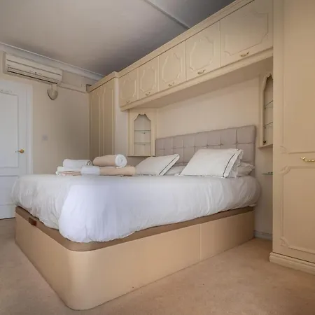 Neptune Suite-hosted By Sweetstay *